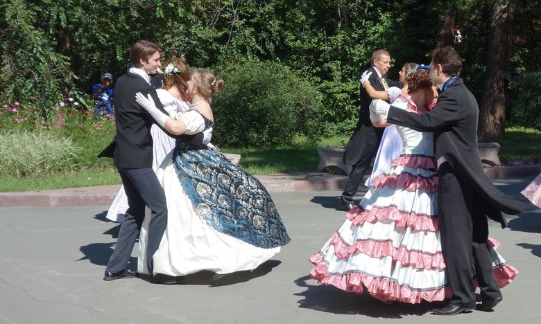 Станцевать в июне старинные па на открытом воздухе смогут жители и гости Бийска и Барнаула