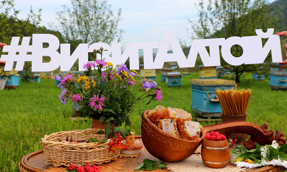 В столице Алтайского края открылась традиционная ярмарка меда. Освятят дары лета  на Медовый Спас