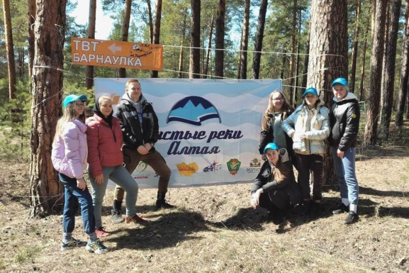 участники акции Чистые реки Алтая на фестивале ТВТ на Барнаулке_Марина Сотова.jpg