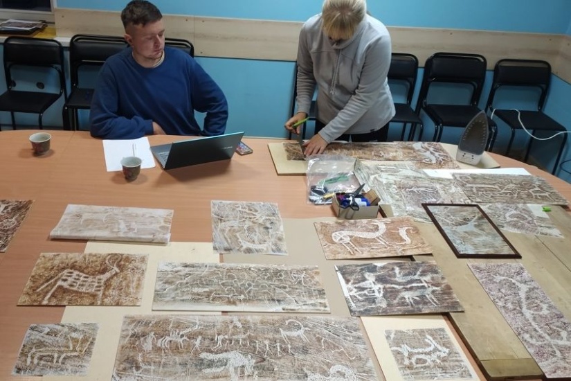 подготовка выставки эстампажей алтайских петроглифов_petroglif_mira.jpg