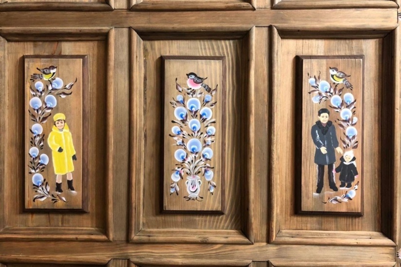 дверь, декорированная в технике урало-сибирской росписи_muzeighmak.jpg