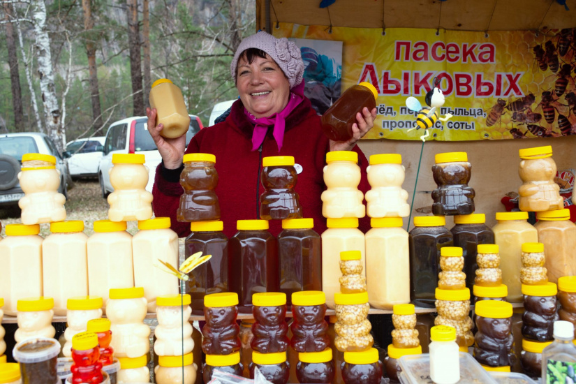 меды из Алтайского района на празднике Цветение маральника_Алтайтурцентр.jpg