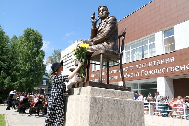 Екатерина Рождественская на открытии памятника отцу в Косихе_museumrrozhdestvensky.jpg