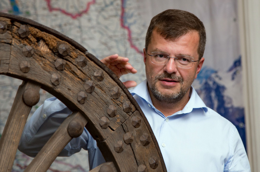 директор Новосибирского МТС крутит колесо старинной повозки в Музее Чуйского тракта_Александр Андросов.jpg