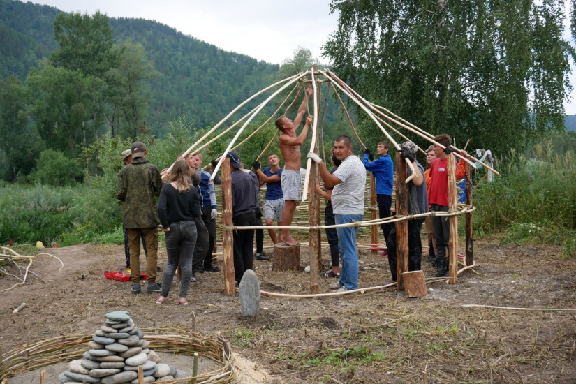 реконструкция древнего жилища в лагере Волонтеры науки_altarheologia.jpg