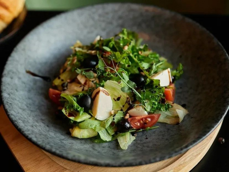 салат из нового меню кафе гостиницы Алтай_hotel.altai.jpg