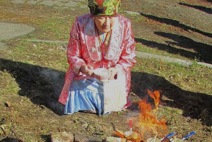 угощение духов огня на празднике Коча-кан в Бийске_asu.ru.jpg