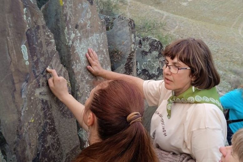 участники проекта Ожившие петроглифы в долине реки Елангаш_petroglif_mira.jpg