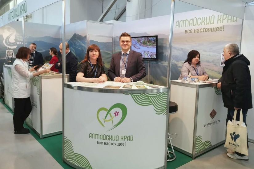 представители Алтайского края на коллективном стенде региона_Сергей Попович.jpg