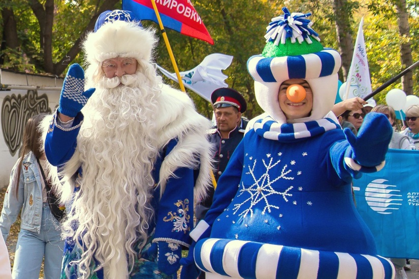 Дед Мороз Алтайского края в праздничном шествии_Светлана Палачева.jpg