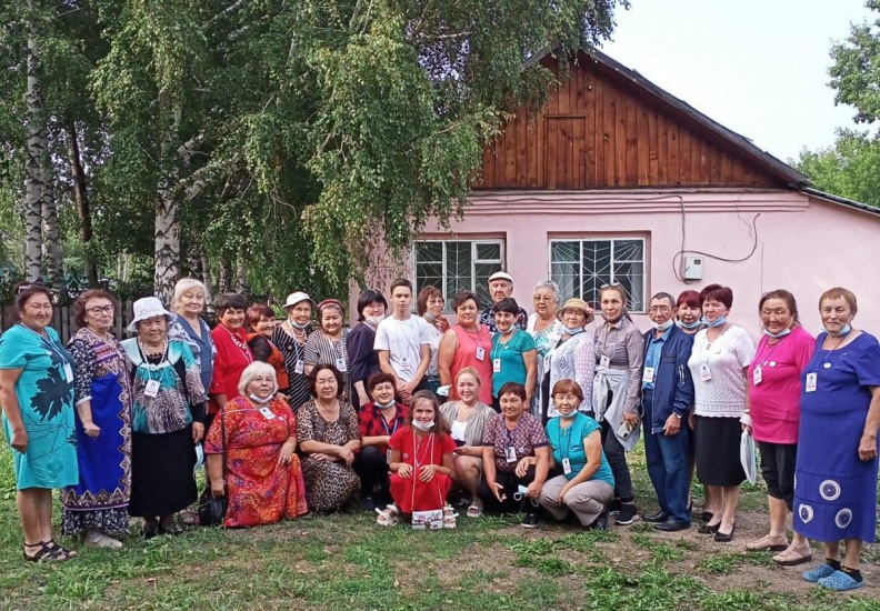 участники языковой конференции в селе Красногорском_Эстей.jpg