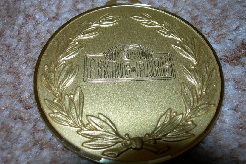 медаль экипажа из Алтайского края на ралли Пекин-Париж-2013_drive2.ru.jpg