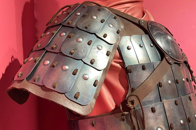 рыцарские доспехи Виктора Замятина на выставке в ГМИЛИКА_gmilika.jpg