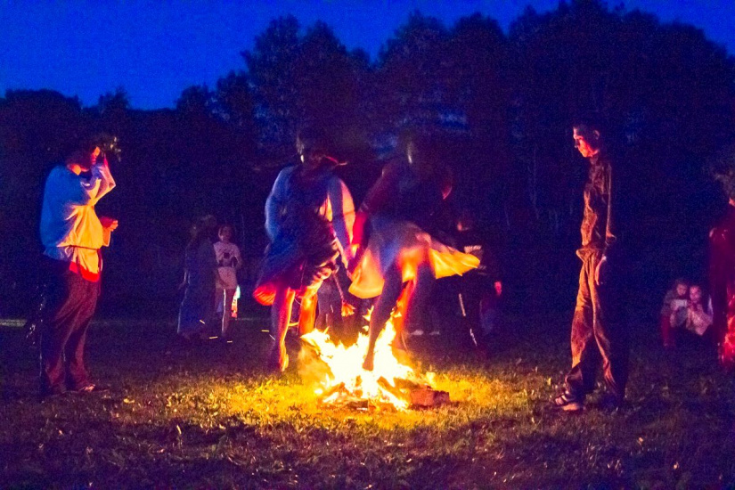 прыжки на Купалу через костер Куклы-берегини_kuklyberegini.jpg