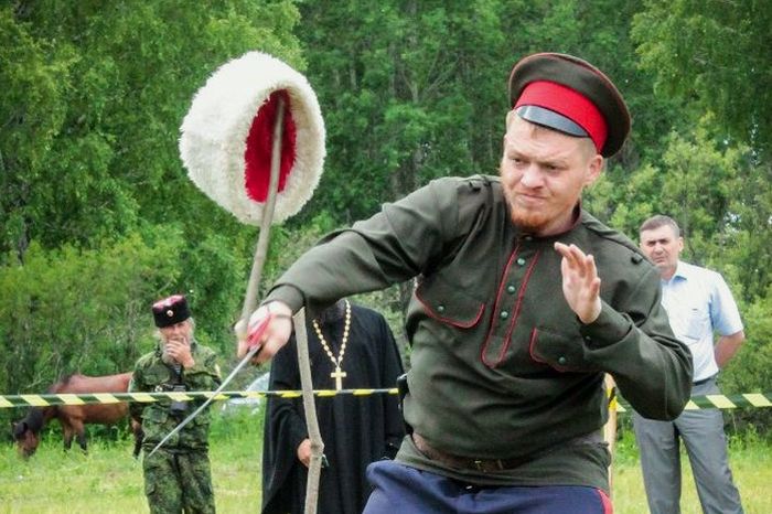 рубка папахи шашкой_Шермиции на Сибирской земле_Андреева С..jpg