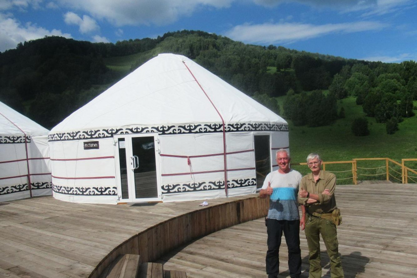 хозяин с гостем этноглэмпинга Алтайское кочевье_b_otzovik.com.jpg