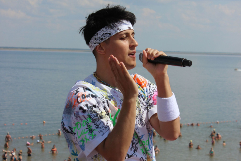 Хабиб выступает на флешмобе Звезда на Яровом-2022_Александр Жигун.jpg