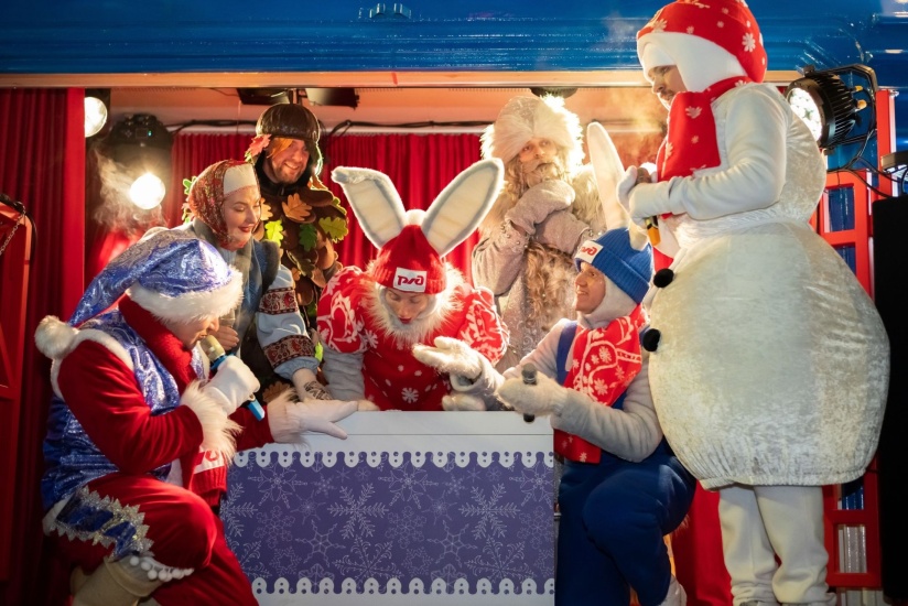 спектакль на открытой сцене поезда Деда Мороза_poezddedamoroza.jpg