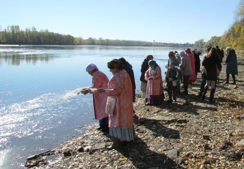 угощение духов воды на празднике Коча-кан в Бийске_asu.ru.jpg