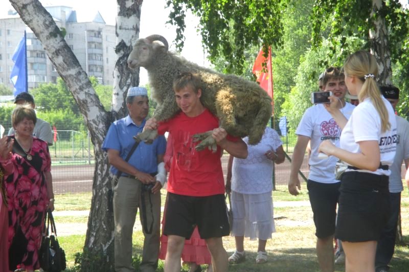 победитель в борьбе куреш на барнаульском Сабантуе_altaisport.ru.jpg