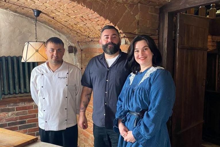 ресторатор Дмитрий Левицкий в ресторации Горная аптека_Ольга Лонская.jpg