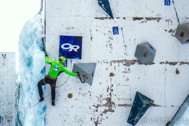 дмитрий гребенников на этапе кубка мира по ледолазанию во франции_climbinstinct.jpg