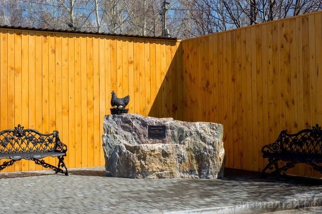 памятник курочке Рябе в Барнаульском зоопарке_zoo22.jpg