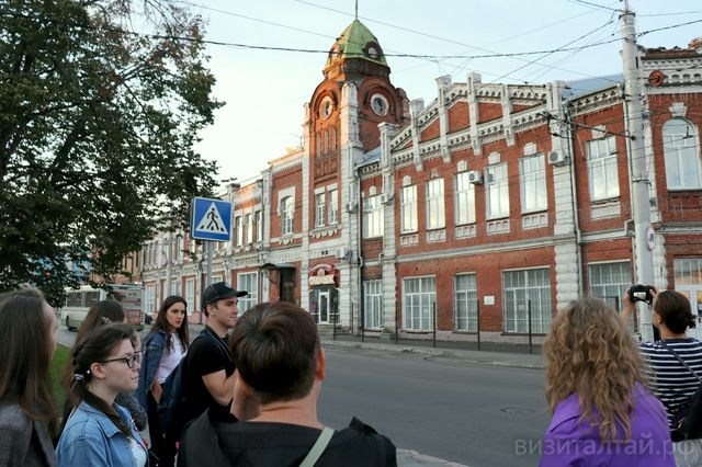 пешеходная экскурсия у здания бывшей городской ратуши Барнаула_ghmak.ru.jpg