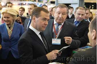 Дмитрий Медведев у стенда Алтайского края