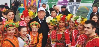 Губернатор Алтайского края Александр Карлин с юными участниками церемонии открытия фестиваля