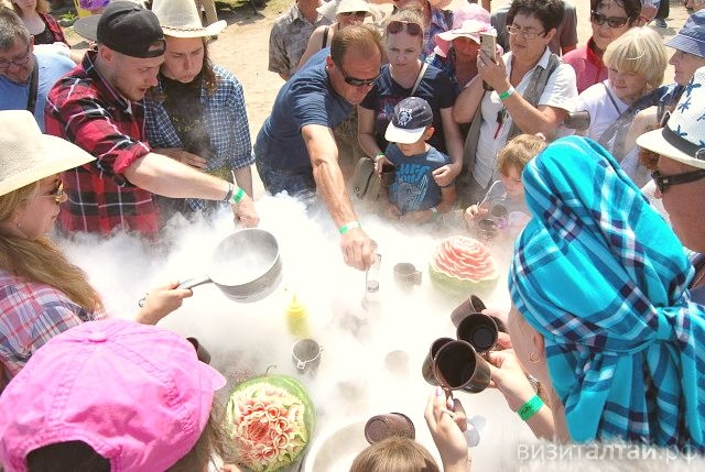 Мастер-класс по изотовлению мороженого с помощью азота_фестиваль Ах! Фест_администрация Алтайского района.jpg