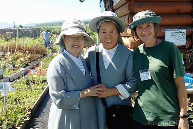 иностранные монахини в питомнике Зимнего сада Биолит_sadbiolit.jpg