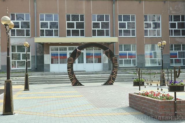 металлическая арка с нотами установлена у Музыкального театра Алтая_barnaul.org.jpg