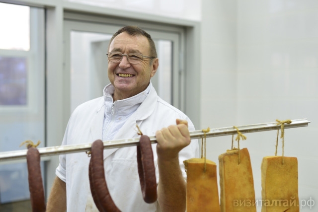 Мартин Янец отлаживает работу цеха по производству колбасы.jpg