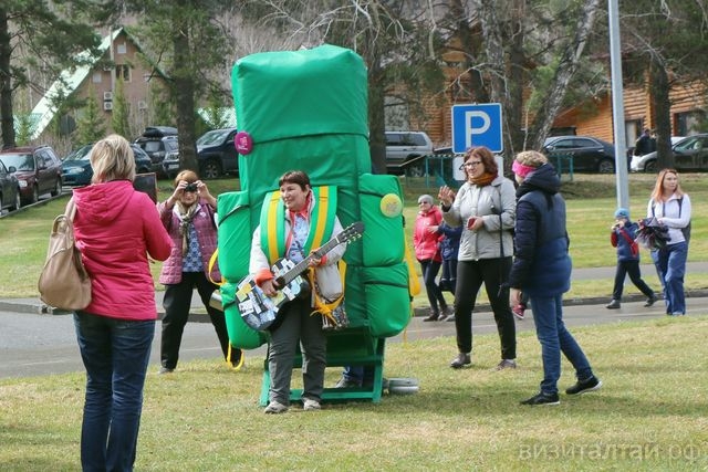самый большой рюкзак туриста станет фотозоной на стойке Алтайтурцентра_Ольга Кляйн.jpg
