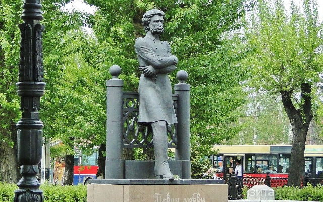 памятник пушкину в барнауле.jpg