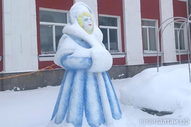 снежные скульптуры на железнодорожном вокзале Барнаула.jpg