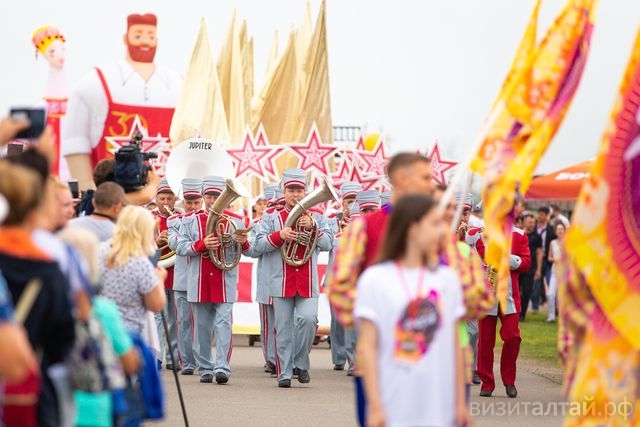 парад на фестивале напитков АлтайФест-2019_Всеволод Клещев.jpg