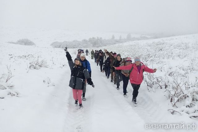 студенты Алтайского колледжа промышленных технологий и бизнеса на пути к горе Бабырган.jpg