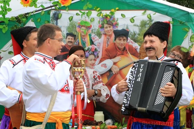 фестиваль день россии на бирюзовой катуни.jpg