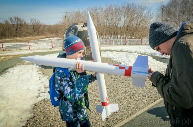 подготовка к запуску ракет на фестивале космоса в селе полковниково_muzeytitova.jpg