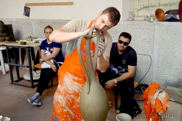 Михаил создает самую высокую вазу на фестивале в Сан-Лоренцелло_biwshix.jpg