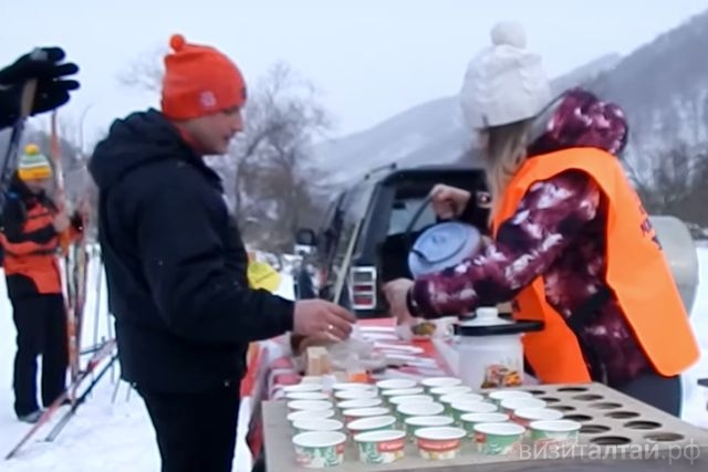 угощение участников лыжного марафона в селе Алтайском_Pvital TV.jpg