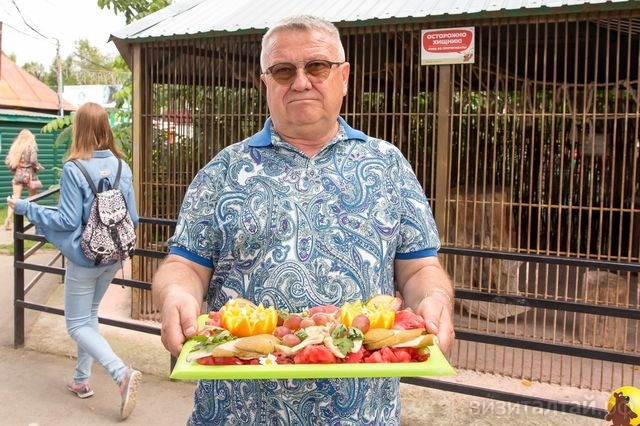 праздничный обед питомцам Барнаульского зоопарка подает директор_zoo_22.jpg