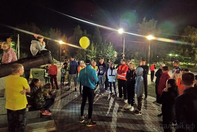 участники ночного забега по старому Бийску слушают экскурсовода_Altai3race.jpg