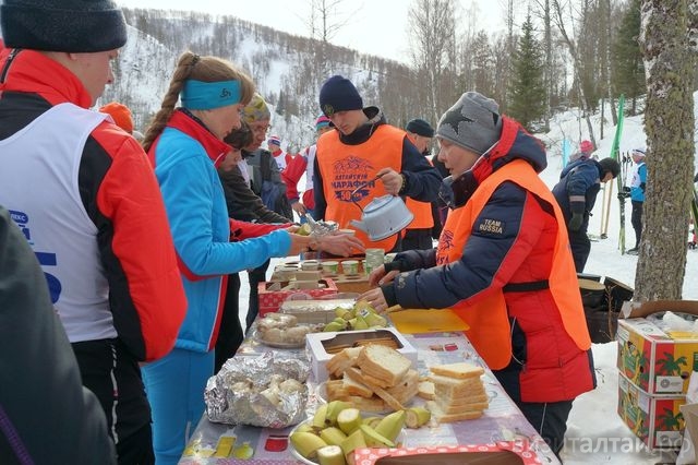 пункт питания на 12-м километре Алтайского марафона_Ольга Шишкалова.jpg
