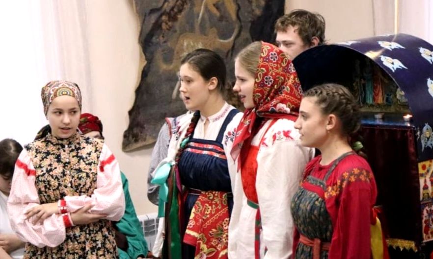 Изба для Святок «откуплена» в Художественном музее: гостей ждут ряженые, хороводы и вертепный театр