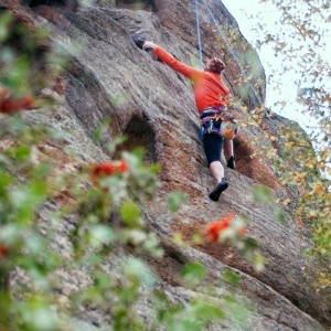 Тренинг на скалах у Колыванского озера устраивает школа спортивного лазания Climb INSTINCT
