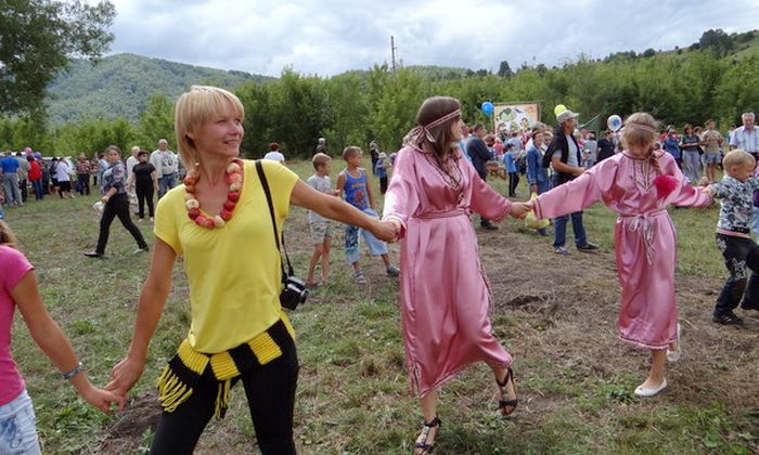 Делать кукол и ходить на экскурсии, закупаться медом и  ловить адреналин на автогонках: топ-5 вариантов уикенда на Алтае