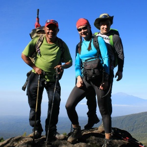 Российские туристы, в числе которых спортсмены из Алтайского края, поднялись на Килиманджаро